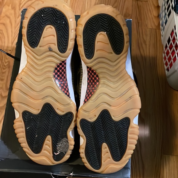 Jordan 10 international edition(IE) lows.These are EXTREMELY rare! Black and gum - Picture 6 of 8